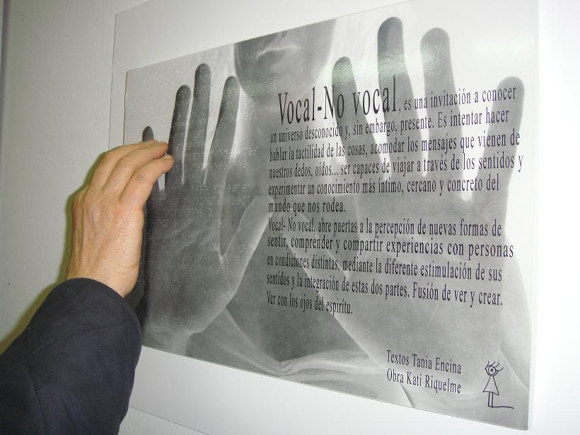 Servicios Culturales - Visita al Museo. Un socio leyendo en braille un explicativo de la exposición.
