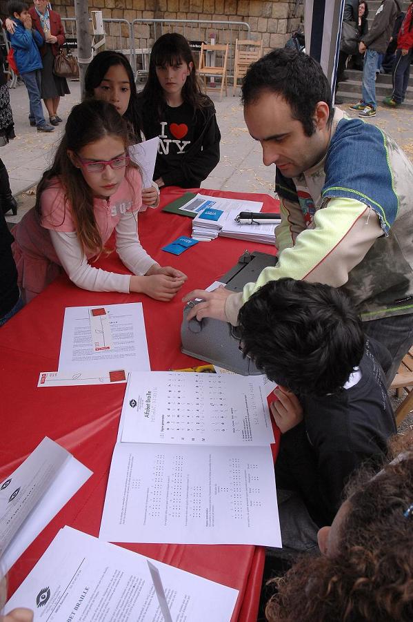 Servicio Social - Pere, uno de nuestros socios, enseñando braille a niños.
