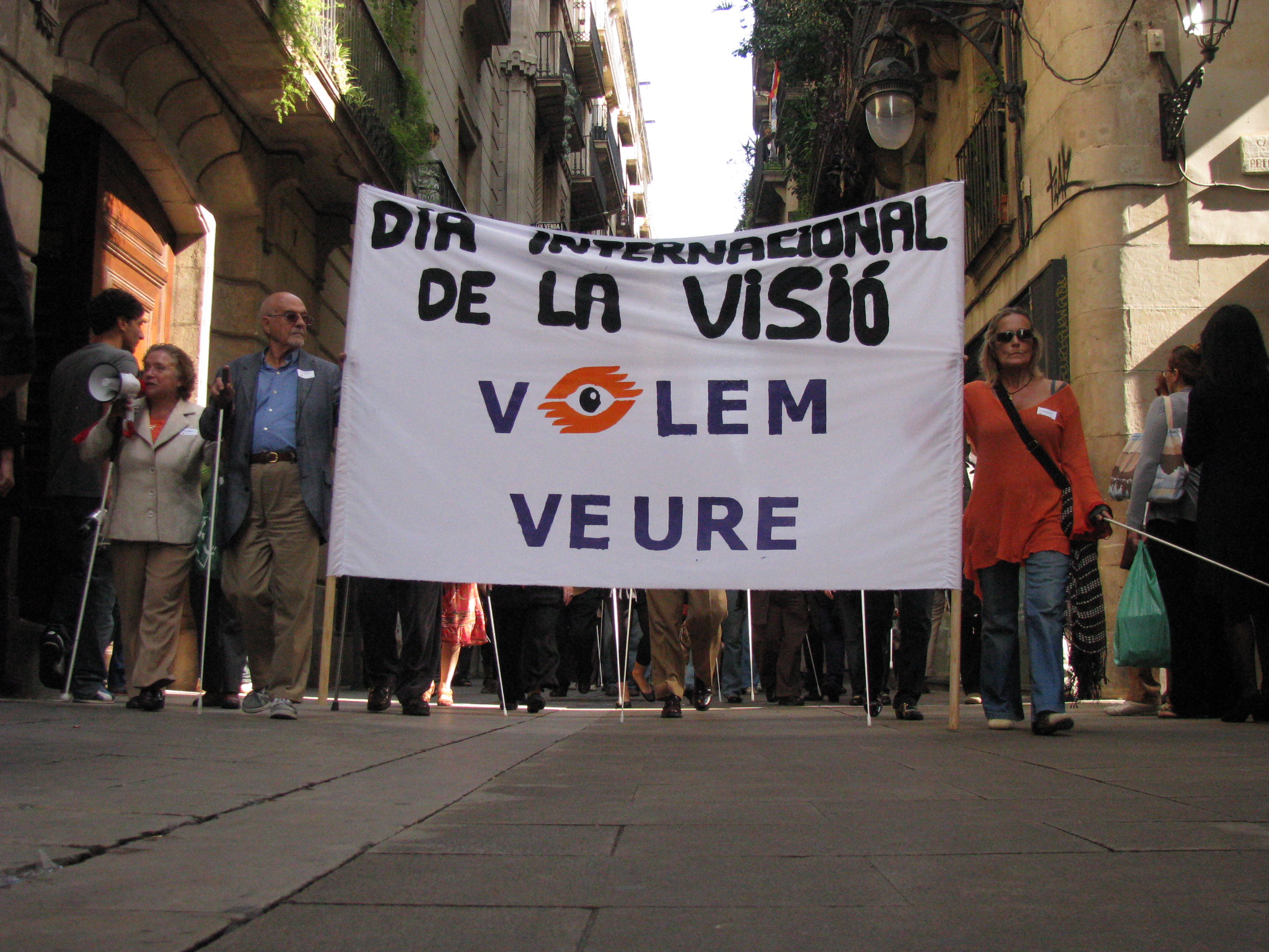Fotografia de la bastonada del DIA INTERNACIONAL DE LA VISIÓ, socis, voluntaris, pancarta